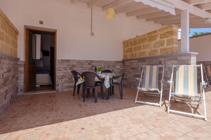 Outdoor dining - Apartment 'Mamba House 2' with Private Terrace, Shared Garden and Air Conditioning (melendugno)