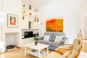 Télévision, lecteur de DVD, chaîne hi-fi