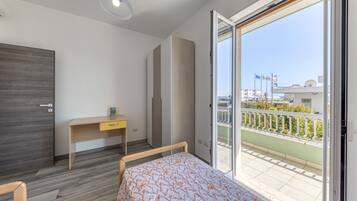 3 habitaciones, tabla de planchar con plancha y ropa de cama