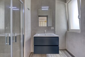 Shower, hair dryer, towels - Apartment 'Casa Vacanze La Torre' with Sea View, Balcony and Air Conditioning (Gallipoli)