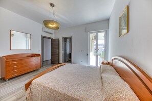 3 habitaciones, tabla de planchar con plancha y ropa de cama 