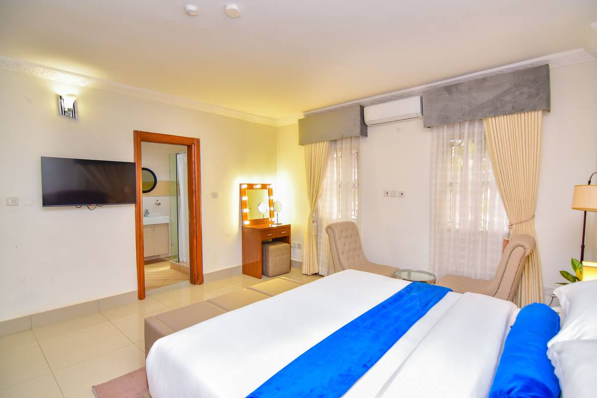 Egyptian cotton sheets, premium bedding, down duvets, minibar