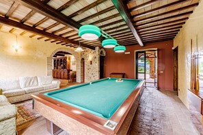 Familienvilla, Mehrere Schlafzimmer, Bergseite (Villa del Colle) | Innenbereich