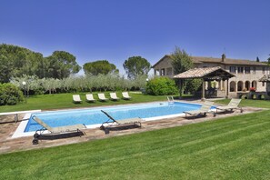 Familienvilla, Mehrere Schlafzimmer, Bergseite (Villa del Colle) | Pool | Außenpool (je nach Saison geöffnet)