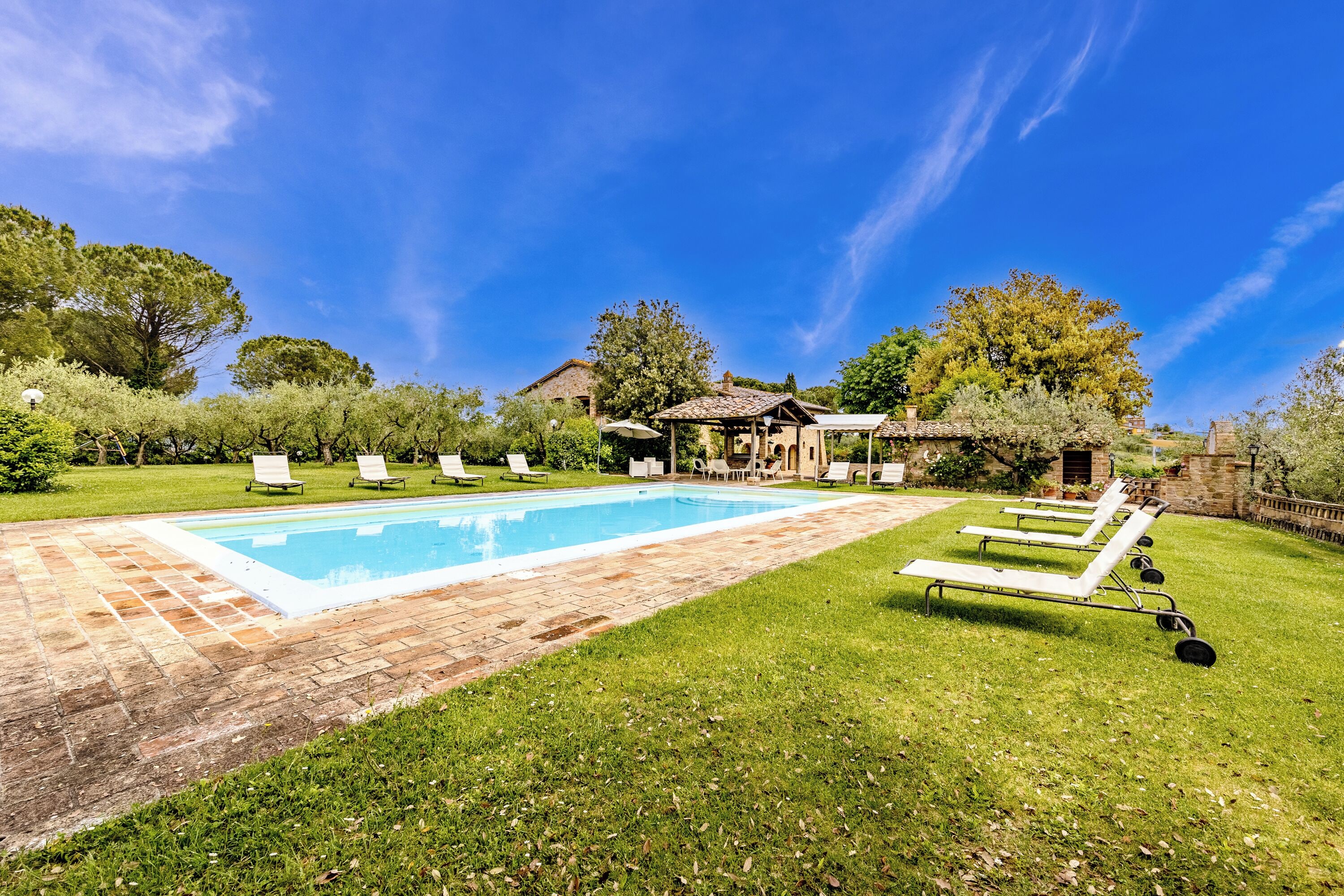 Una piscina al aire libre de temporada