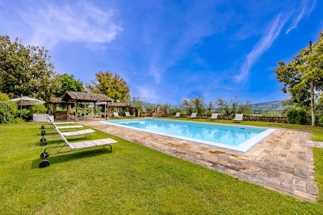 Una piscina al aire libre de temporada