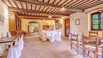 Family Villa, 6 Bedrooms, Fireplace, Mountainside (Villa del Colle) | Dining