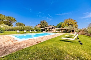 Vila família, 6 quartos, lareira, ao lado da montanha (Villa del Colle) | Piscina | Piscina externa sazonal