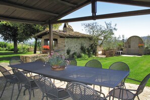 Vila família, 6 quartos, lareira, ao lado da montanha (Villa del Colle) | Opções para refeição ao ar livre