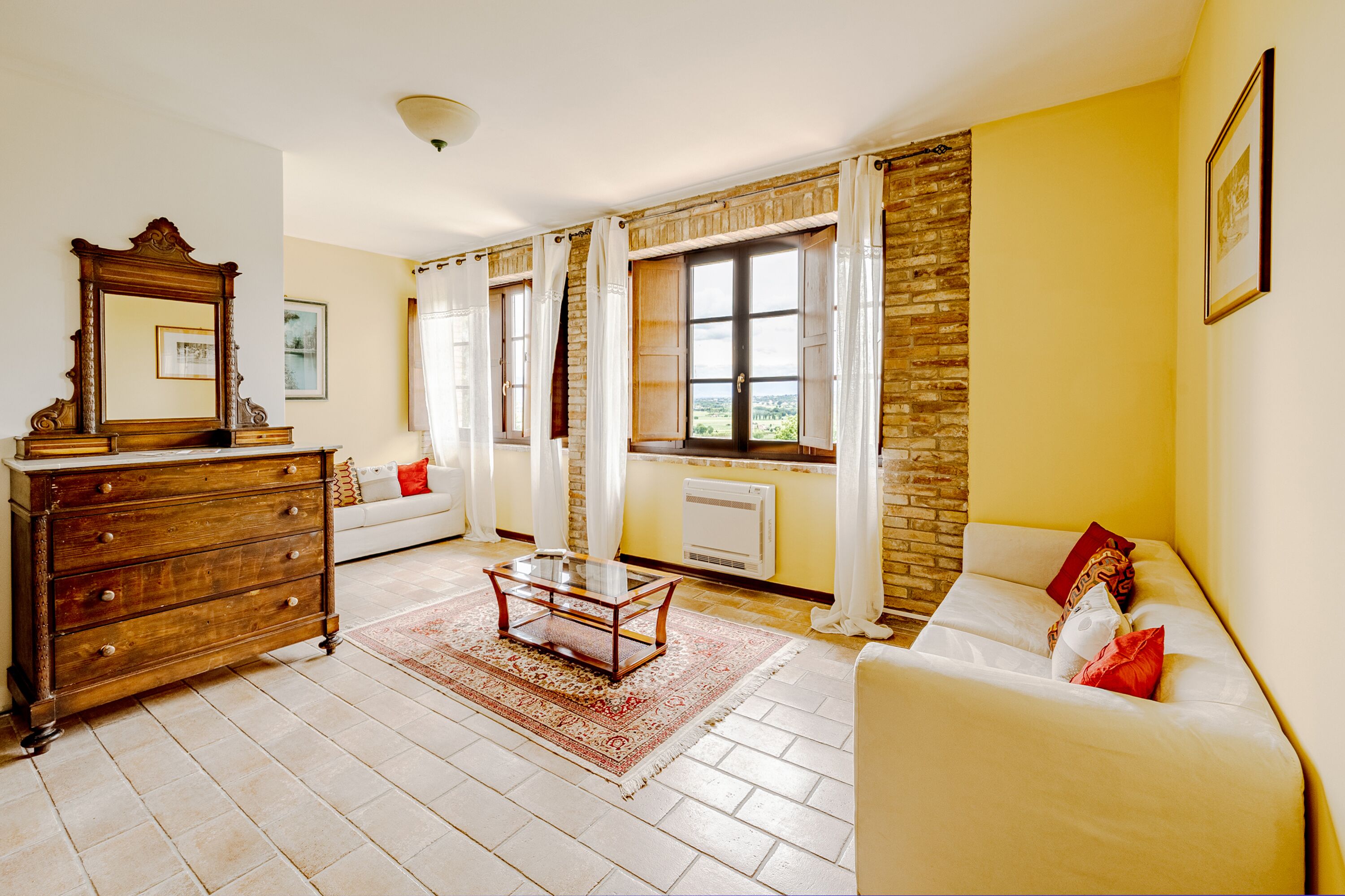 Smart TV de 21 pulgadas con canales vía satélite y chimenea 