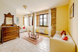 TV connectée de 21 pouces avec chaînes par satellite, cheminée