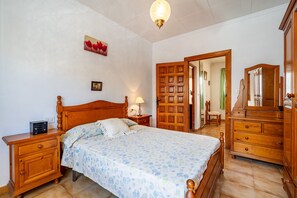 6 quartos, ferros/tábuas de passar roupa, Wi-Fi de cortesia