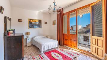 6 bedrooms, iron/ironing board, free WiFi, bed sheets