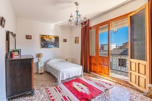 6 bedrooms, iron/ironing board, free WiFi, bed sheets - Country House 'Casa Solariega Con Encanto' with Mountain View, Private Terrace and Wi-Fi (Padul)