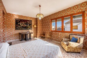 6 bedrooms, iron/ironing board, free WiFi, bed sheets