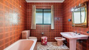 Badewanne, Haartrockner, Handtücher