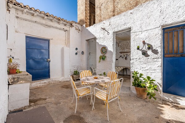 Outdoor dining - Country House 'Casa Solariega Con Encanto' with Mountain View, Private Terrace and Wi-Fi (Padul)