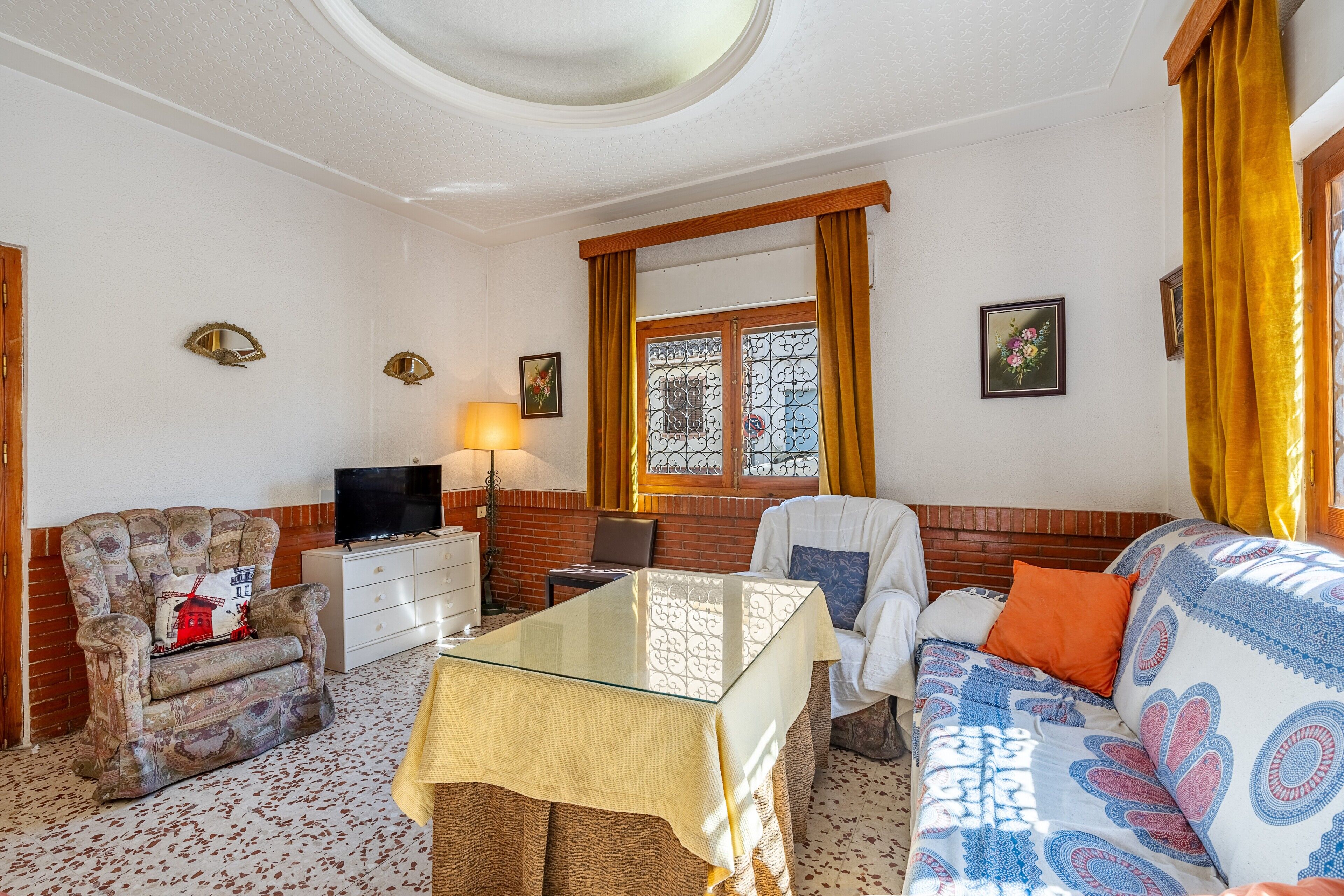 Een televisie en een open haard