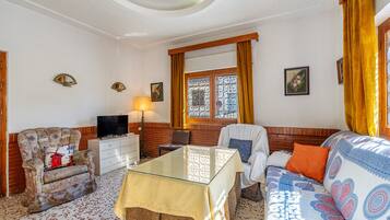 Een televisie en een open haard