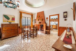 Interior - Country House 'Casa Solariega Con Encanto' with Mountain View, Private Terrace and Wi-Fi (Padul)
