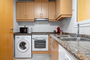 Jääkaappi, mikroaaltouuni, uuni, liesi