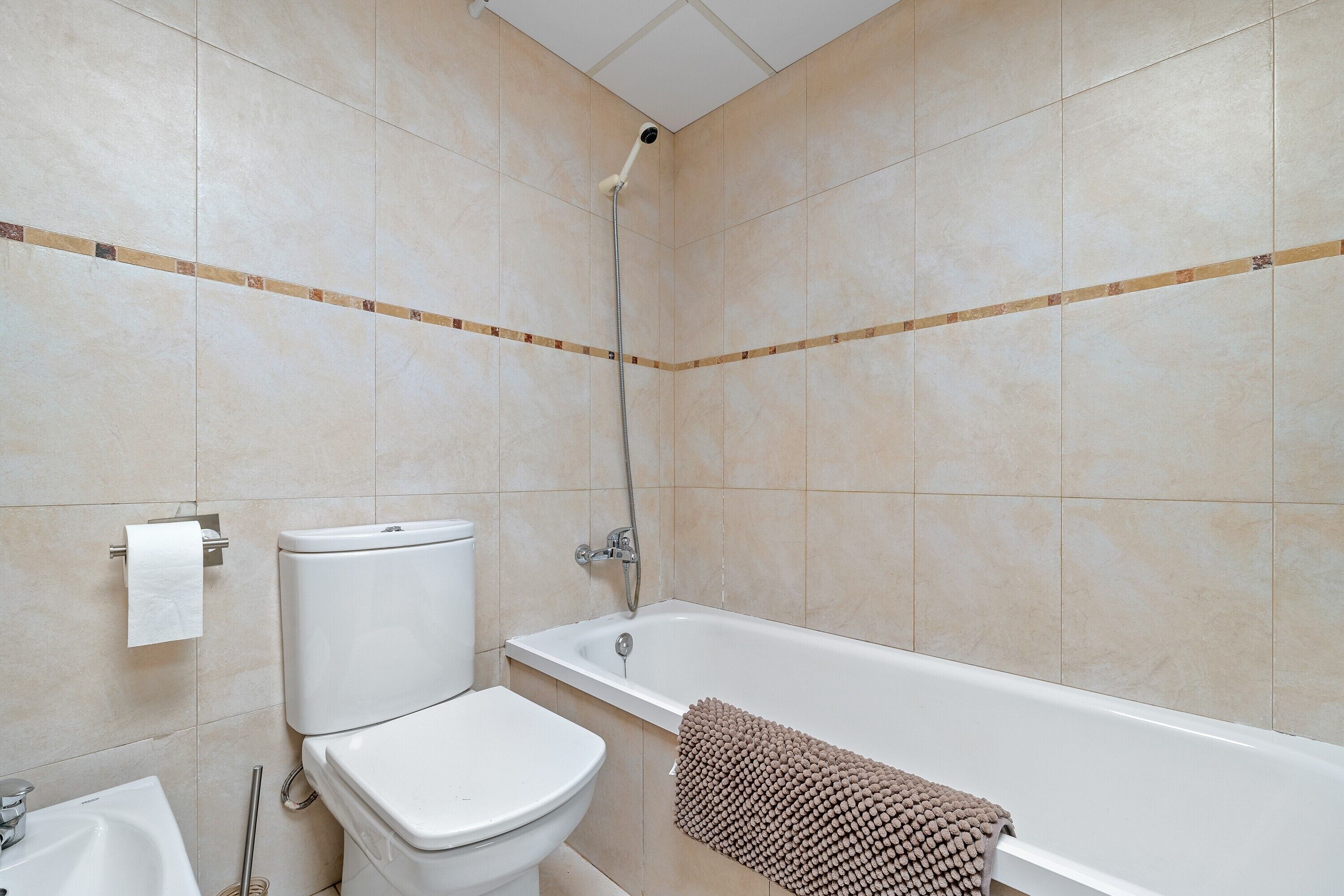 Un baño con inodoro, lavabo y bañera.