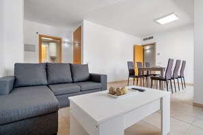 TV - Apartment 'Sara' with Private Terrace, Wi-Fi and Air Conditioning (L'Aldea)