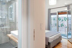 Douche, sèche-cheveux, serviettes fournies