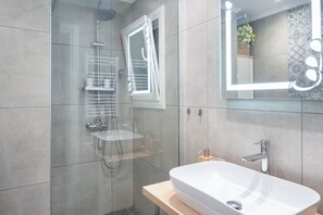 Shower, hair dryer, towels