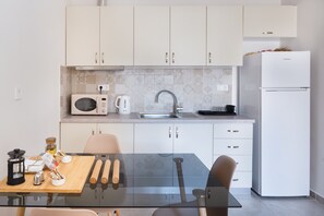 Refrigerador, microondas, placa de cocina, cafetera/tetera