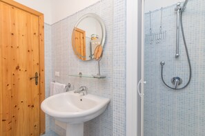 Bruser, hårtørrer, håndklæder