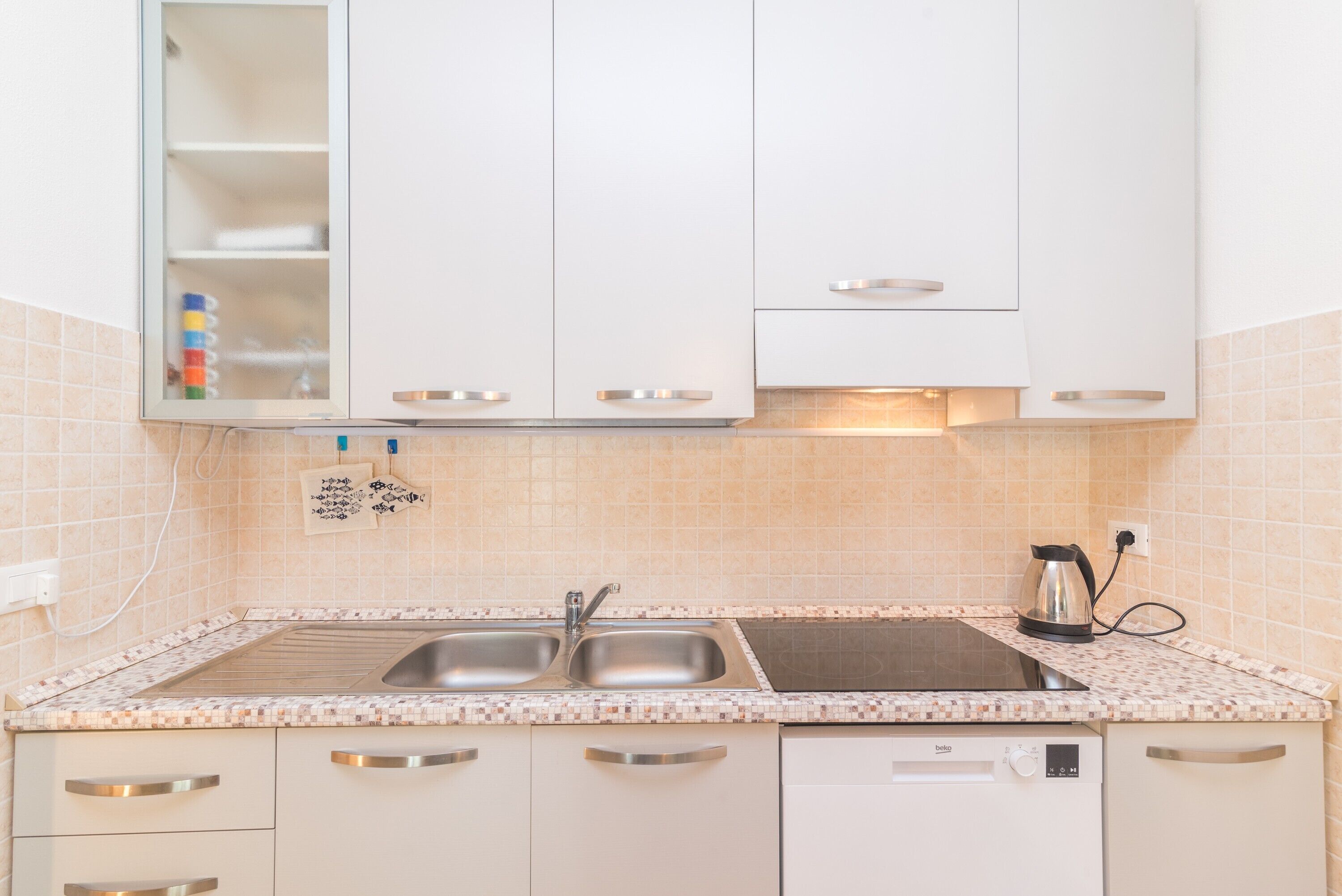 Frigorifero, microonde, piano cottura, lavastoviglie