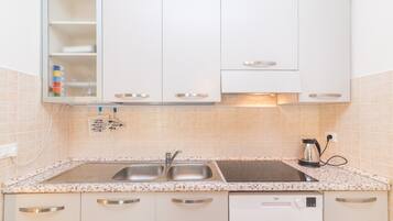 Frigorifero, microonde, piano cottura, lavastoviglie