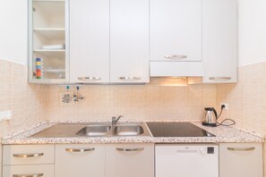 Geladeira, micro-ondas, cooktop, lava-louças