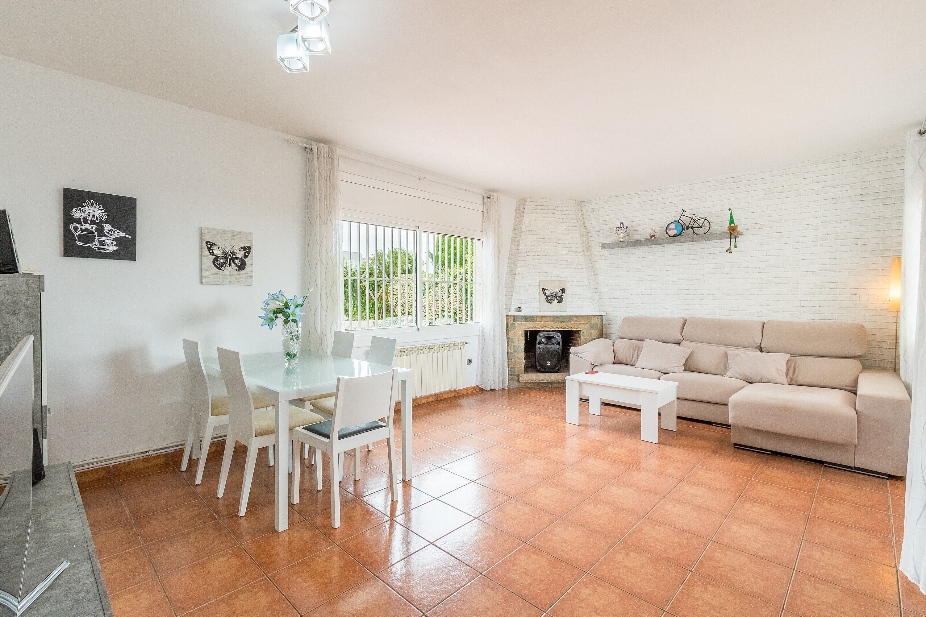 Fernseher, Tischtennisplatte, Stereoanlage