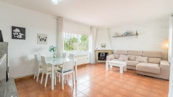 Een televisie, een tafeltennistafel en een stereo