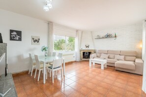 TV, mesa de pingue-pongue, aparelho de som