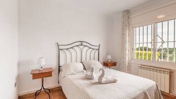 3 bedrooms, iron/ironing board, free WiFi, bed sheets