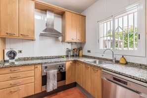 Fridge, microwave, oven, stovetop - Holiday Home 'Can Fogars' with Sea View, Private Pool and Wi-Fi (fogars de la selva)