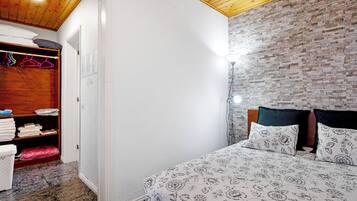 1 habitación, tabla de planchar con plancha, wifi gratis y ropa de cama