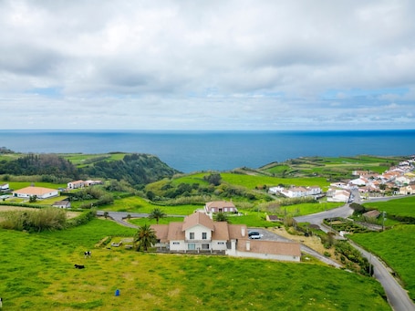Exterior. Holiday Home 'Casinha Do Monte' with Sea View, Shared Garden and Wi-Fi