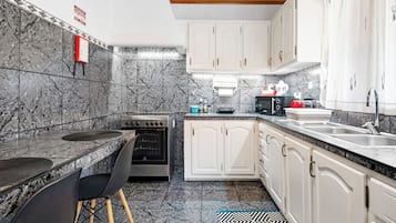 Frigorífico, microondas, horno y placa de cocina
