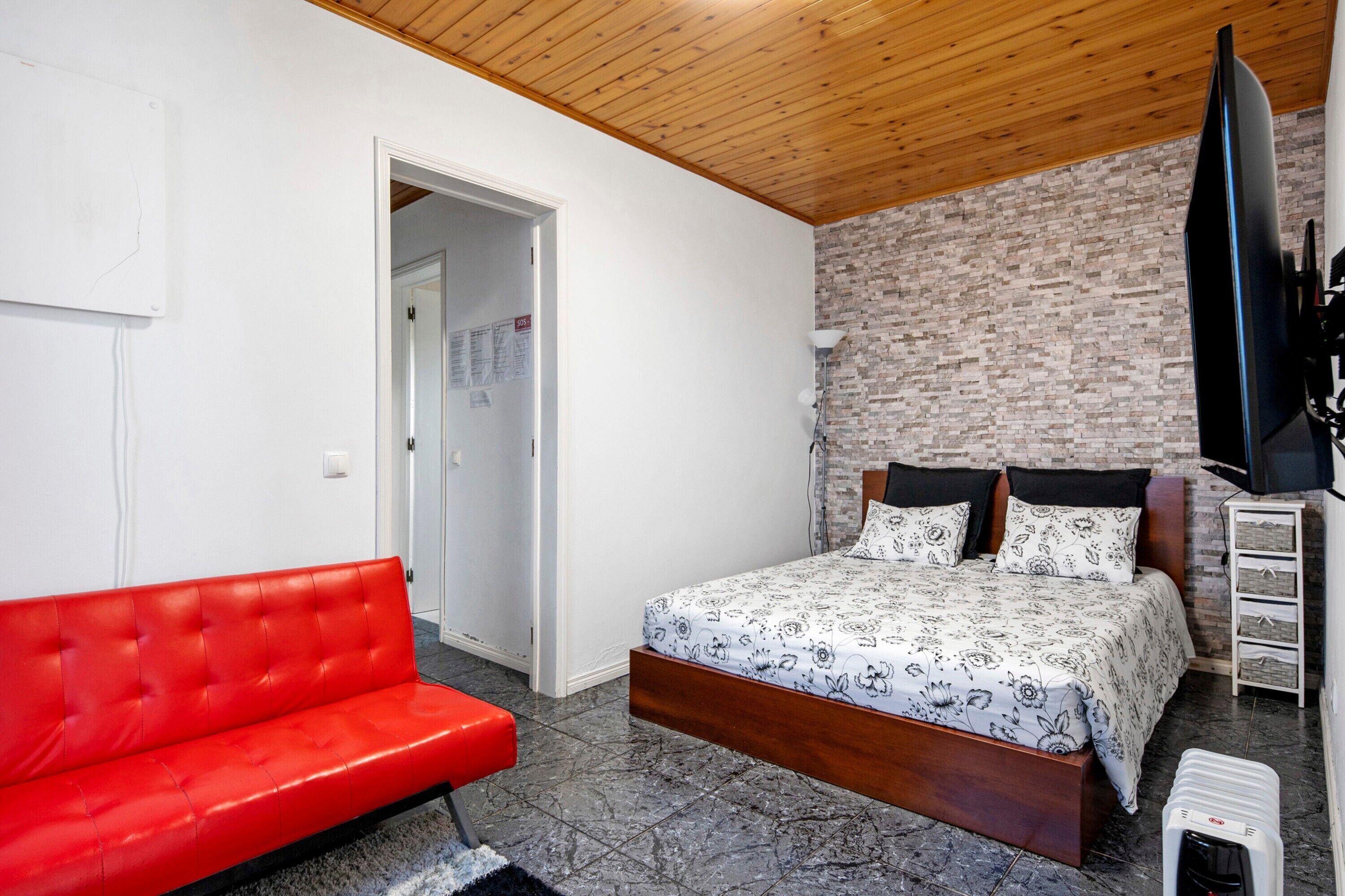 1 habitación, tabla de planchar con plancha, wifi gratis y ropa de cama 