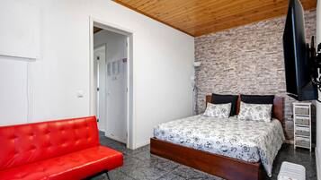 1 habitación, tabla de planchar con plancha, wifi gratis y ropa de cama