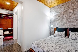 1 dormitorio, tabla de planchar con plancha, wifi gratis y ropa de cama