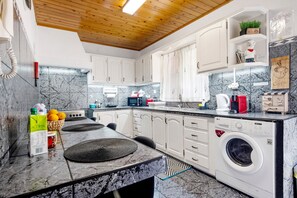 Køleskab, mikrobølgeovn, ovn, kogeplade