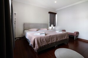 4 bedrooms, iron/ironing board, free WiFi, bed sheets