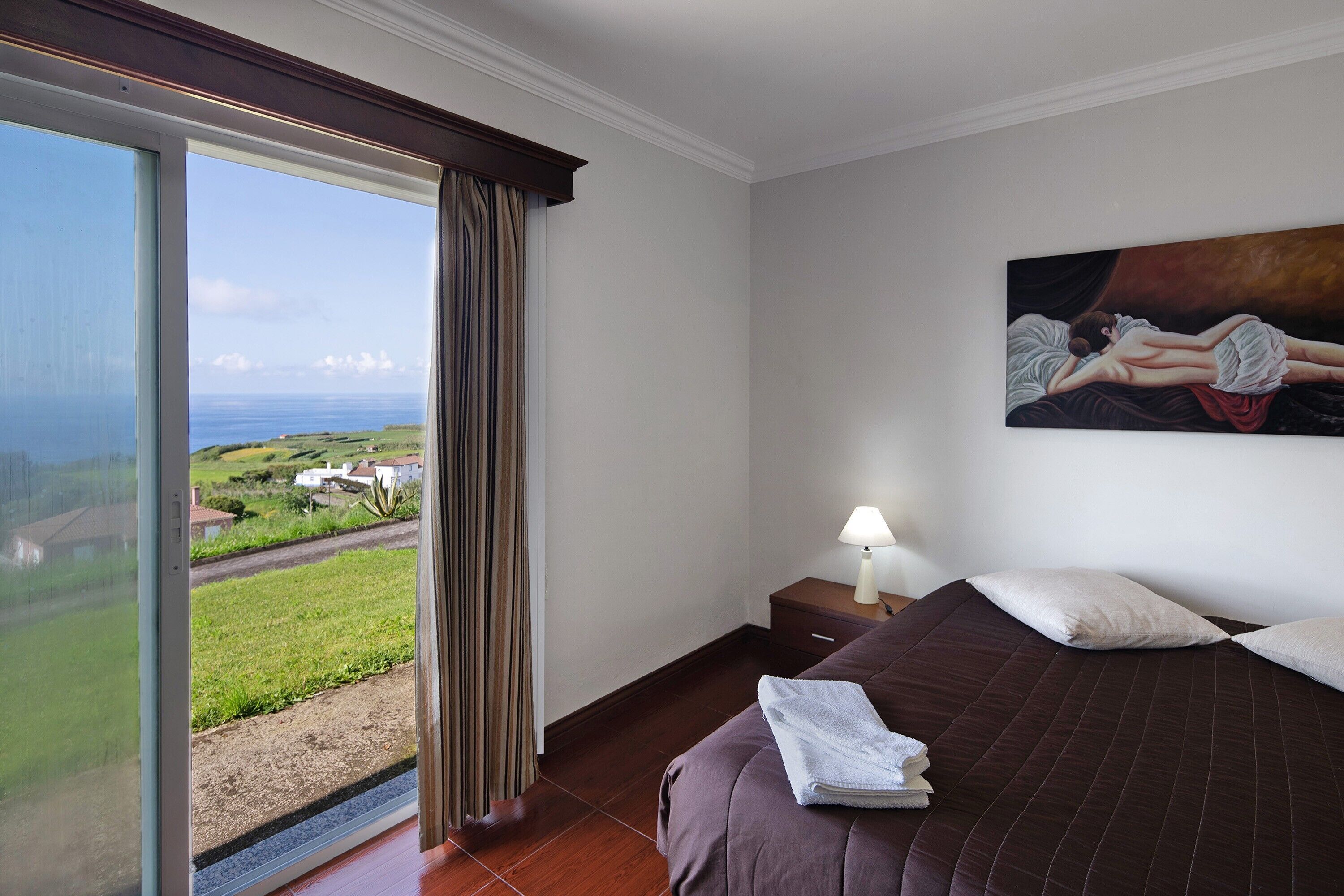 4 slaapkamers, een strijkplank/strijkijzer, gratis wifi, beddengoed