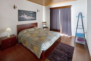 2 slaapkamers, een strijkplank/strijkijzer, gratis wifi, beddengoed