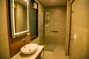 Douche, douche à « effet pluie », articles de toilette gratuits